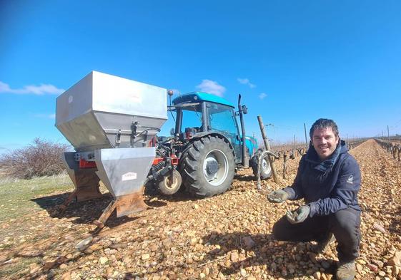 El viticultor, Nacho Rincón, muestra la materia orgánica que aporta a su viñedo.