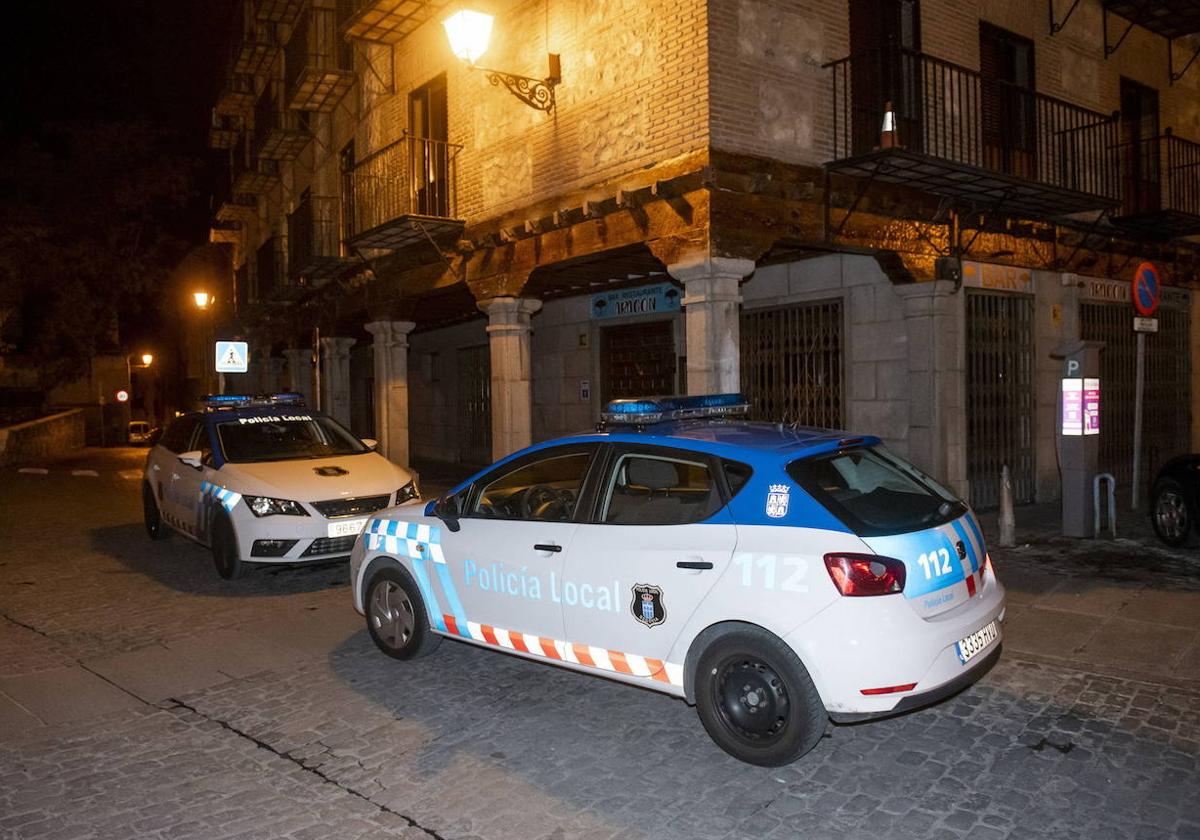 Patrullas de la Policía Local en una zona del recinto amurallado de Segovia.