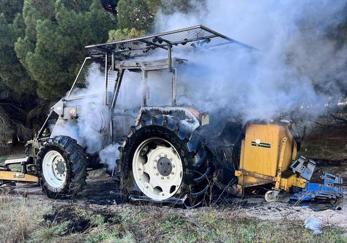 Estado en el que quedó el tractor tras el incendio.