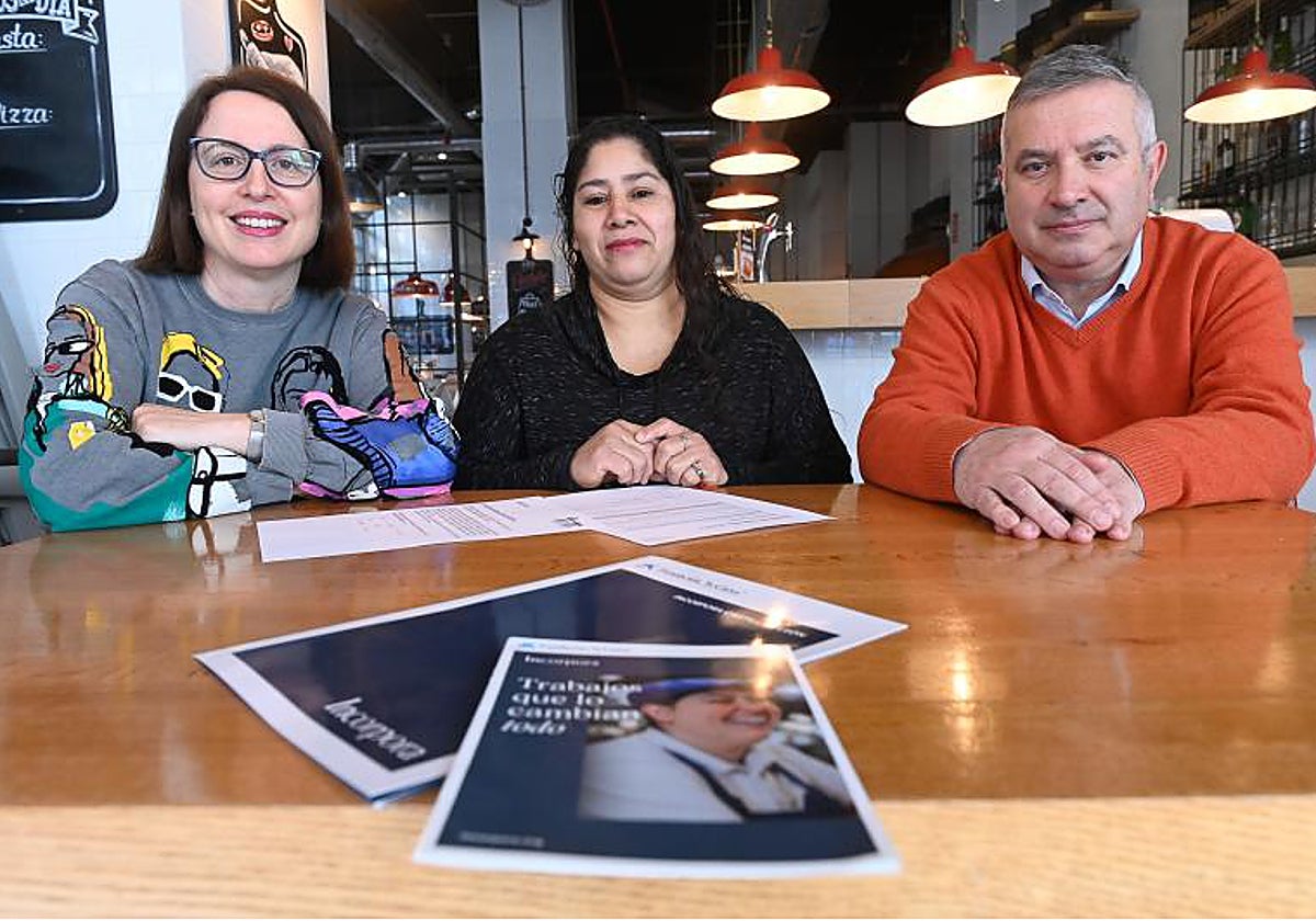 La técnico de empleo Asunción Herrero, la trabajadora Hortensia Pineda y el empresario Enrique Raposa. Foto: Rodrigo Jiménez