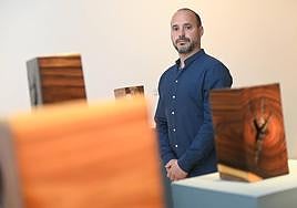 Jesús Hilera, junto a varias de las piezas de la exposición.