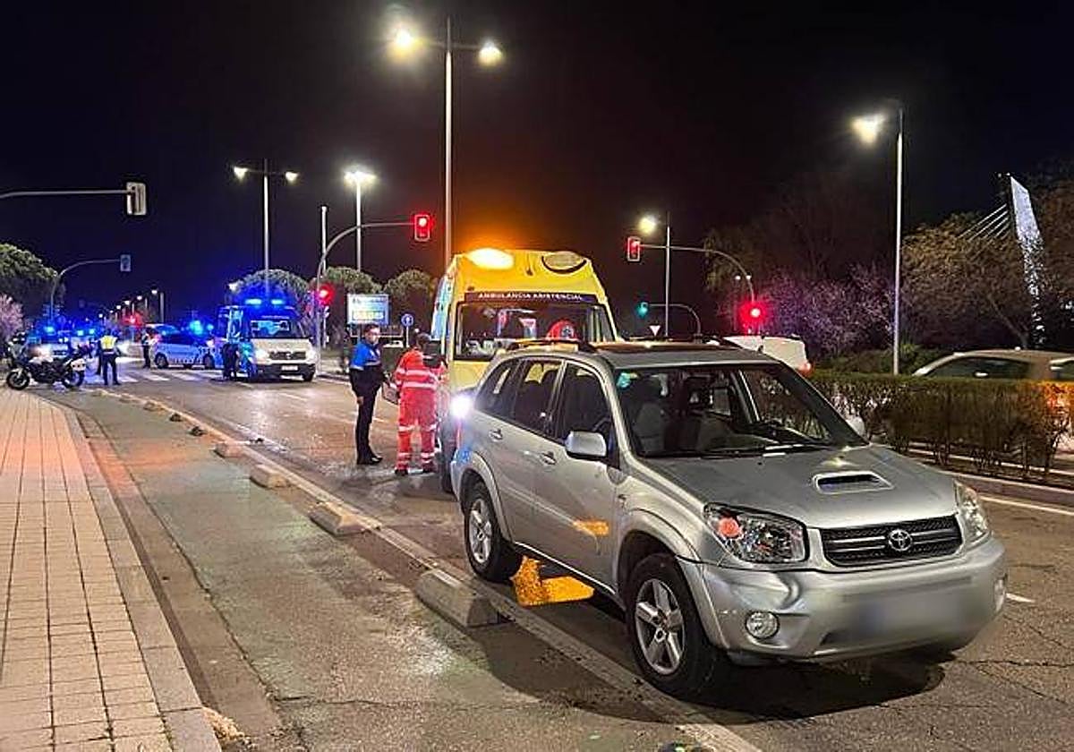 Una ambulancia junto al vehículo implicado.