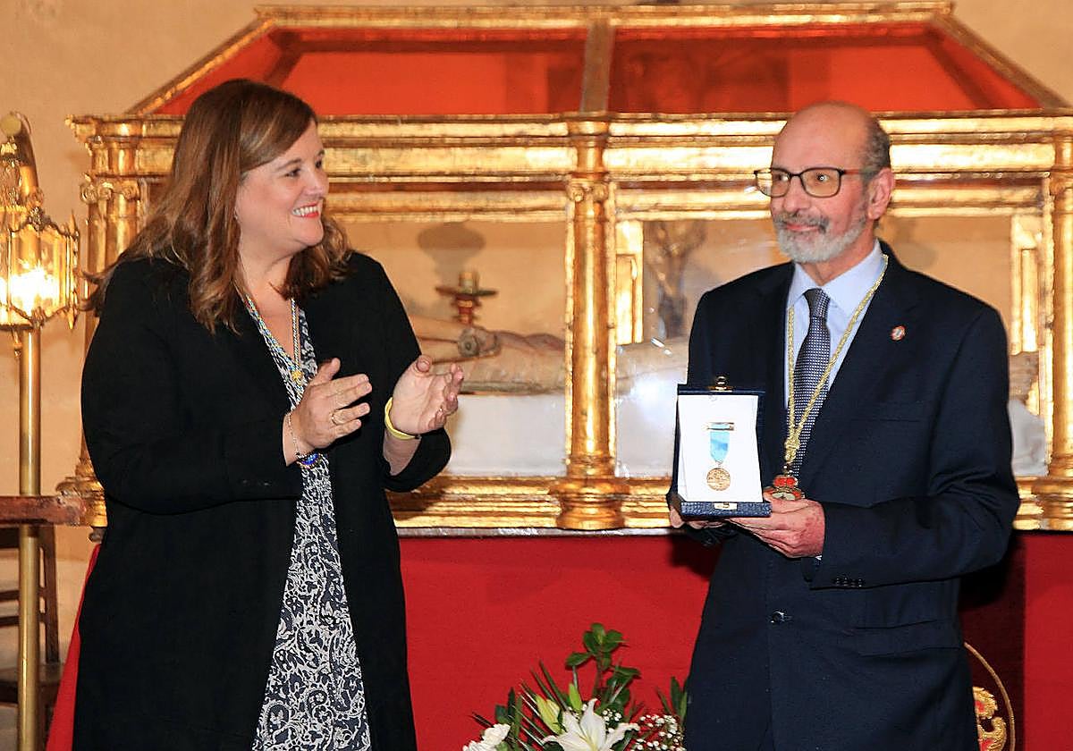 El presidente de la Cofradía de los Gascones, Miguel Hernández, recibe la medalla de manos de la alcaldesa de Segovia, Clara Martín.