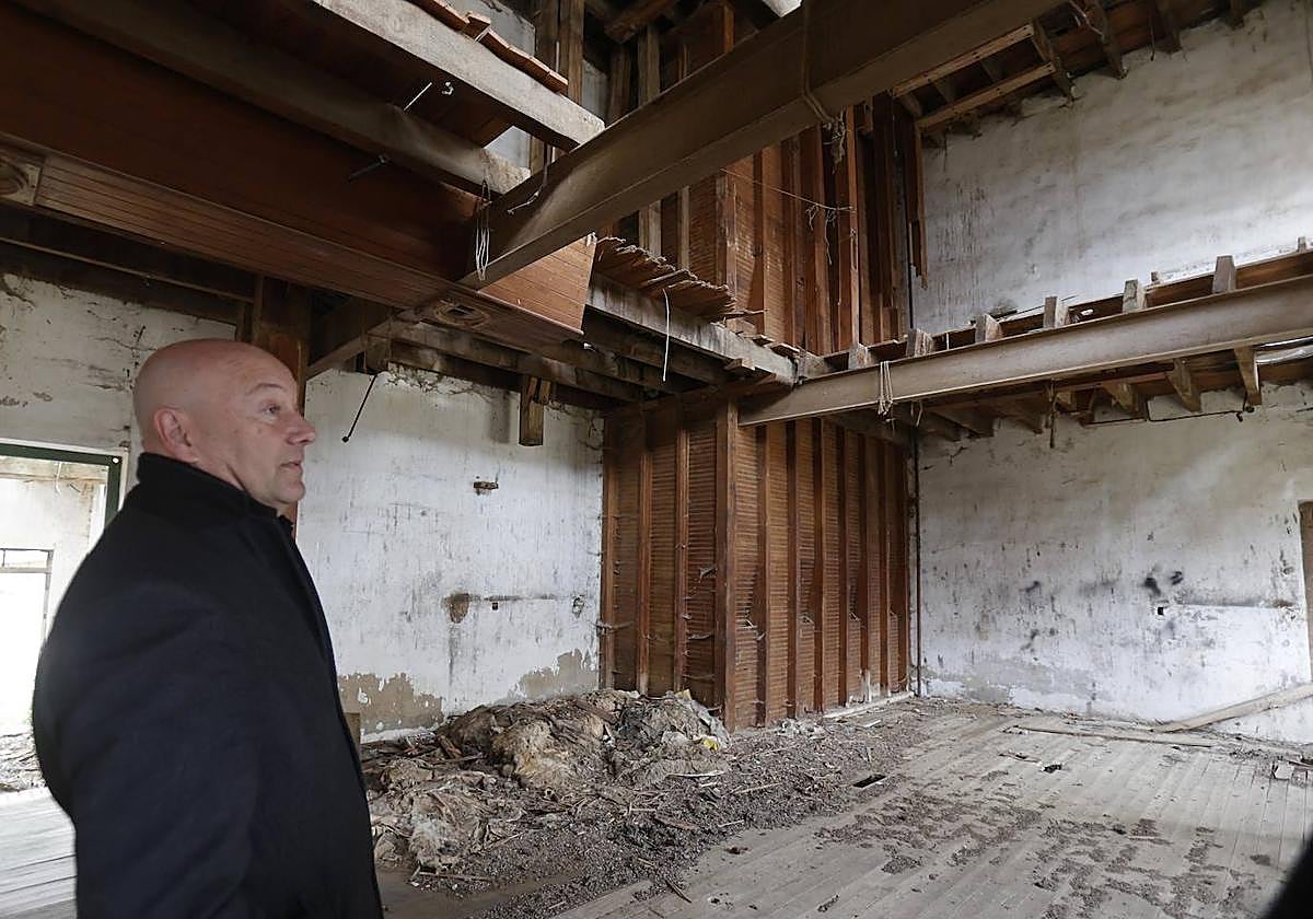 El alcalde de Paredes, Luis Calderón, observa el interior de la fábrica de harinas que se convertirá en un edificio de viviendas.