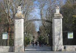 La Puerta del Príncipe de acceso al Campo Grande, con dos leones sobre sus pilares.