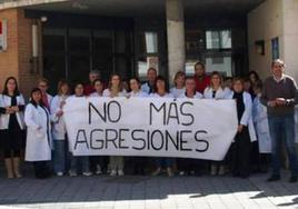 Vecinos y personal sanitario concentrados a las puertas del centro de salud, este miércoles.