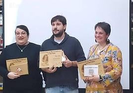 Rodrigo Bravo Olea, junto a las también galardonadas Rosana Rico Sánchez y Agustina Luna Jurado.