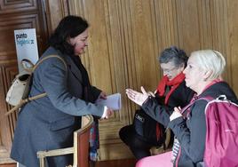 La portavoz de Ganemos, Sonia Ordóñez, con defensoras de los árboles, en el pleno.