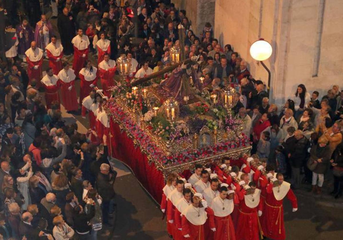 Procesión del Encuentro de la Santísima Virgen con su hijo, en la calle de la Amargura.