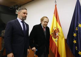 Ramón Tamames (d), acompañado del líder del partido, Santiago Abascal.