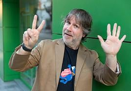 Martín Luna saluda, con un dos y un cinco, a las puertas de la sede de la AECC.