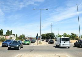 Coches y camiones circulan por la VA-20 a la altura del barrio de Las Flores.