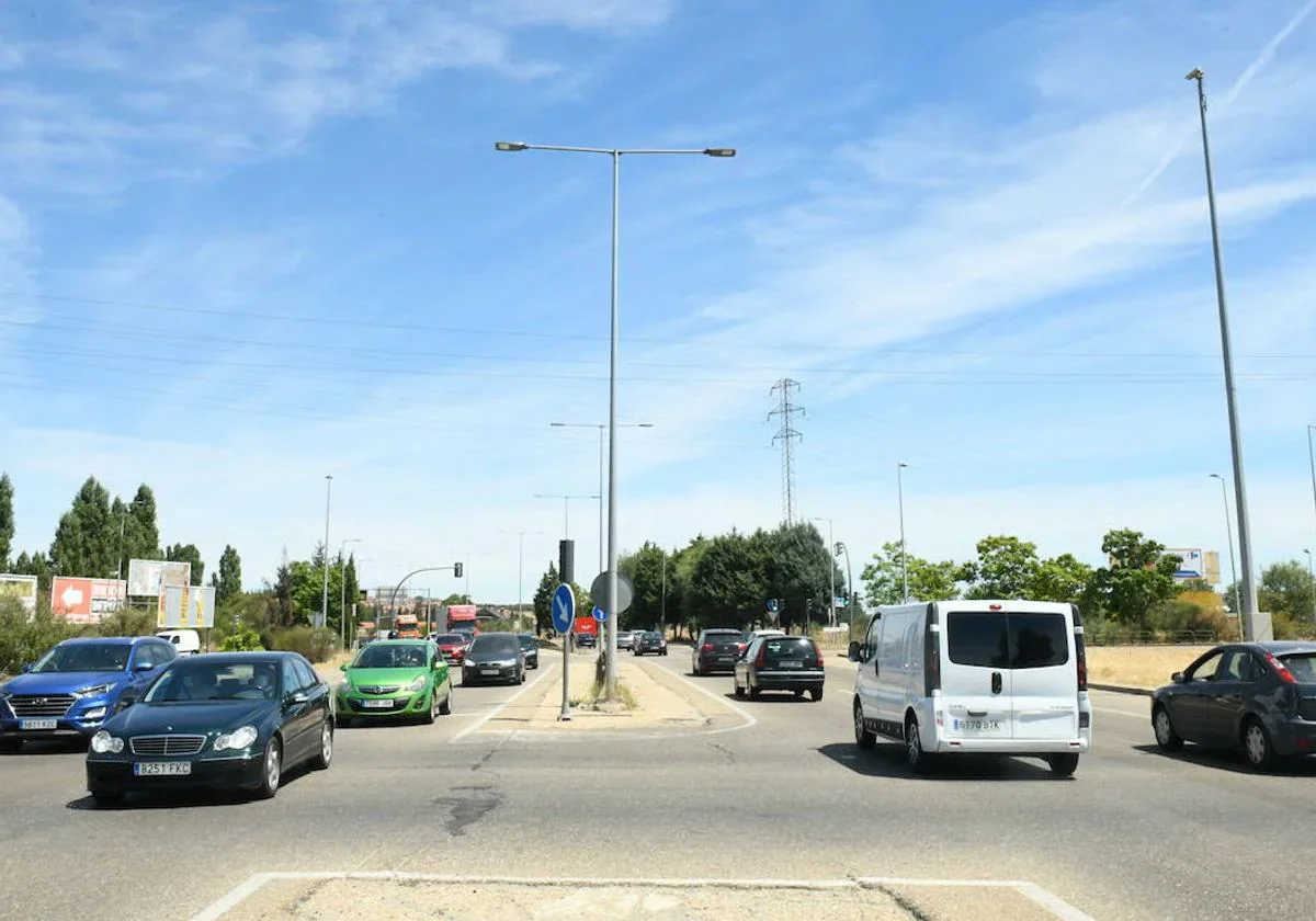 Coches y camiones circulan por la VA-20 a la altura del barrio de Las Flores.