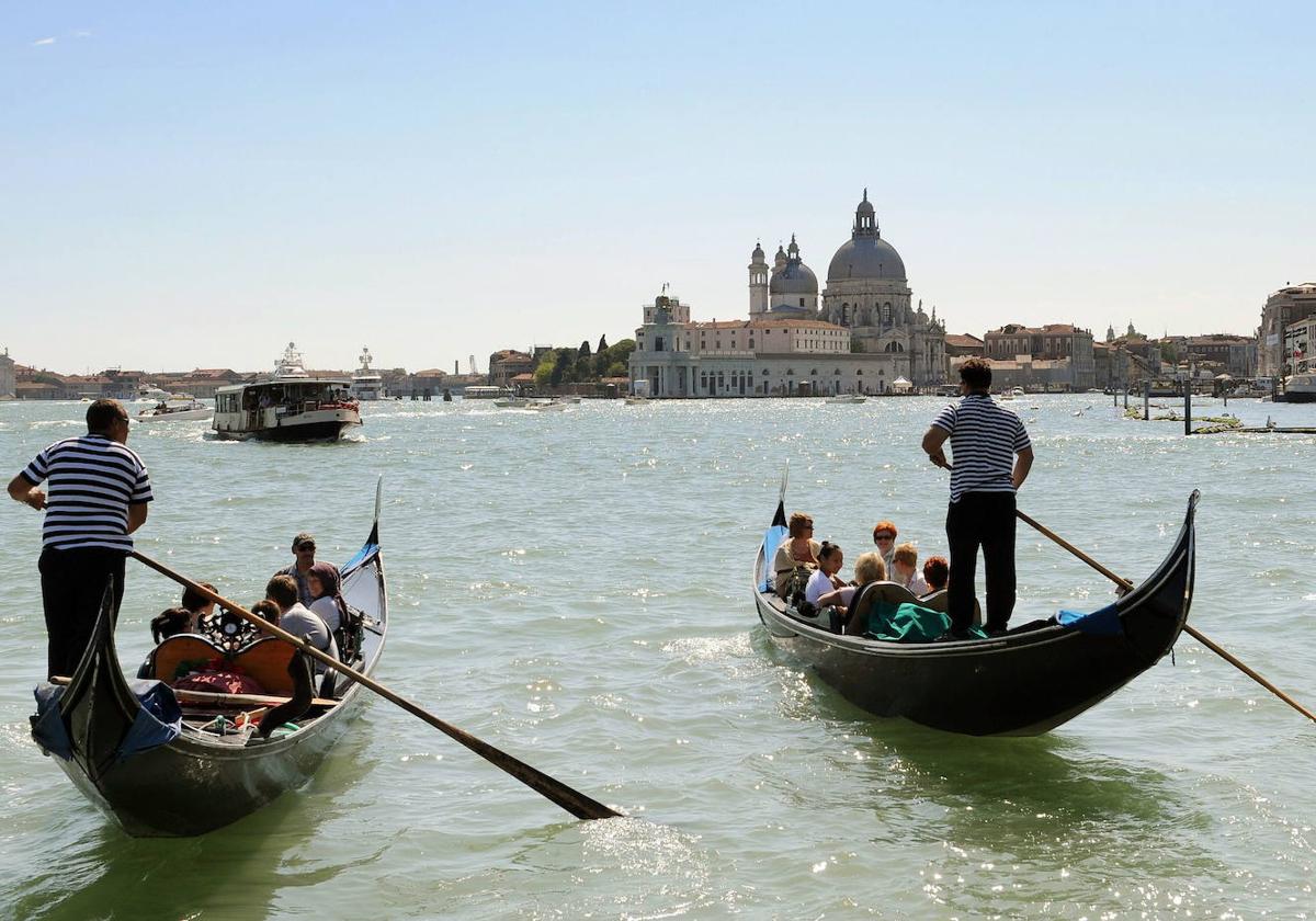 Góndolas por los canales de Venecia.