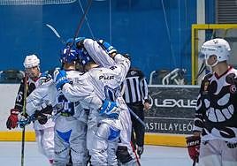 Los jugadores del Caja Rural CPLV celebran un gol.