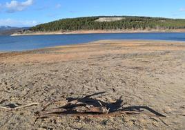 Estado actual del embalse de Aguilar de Campoo donde se aprecia el déficit de agua.