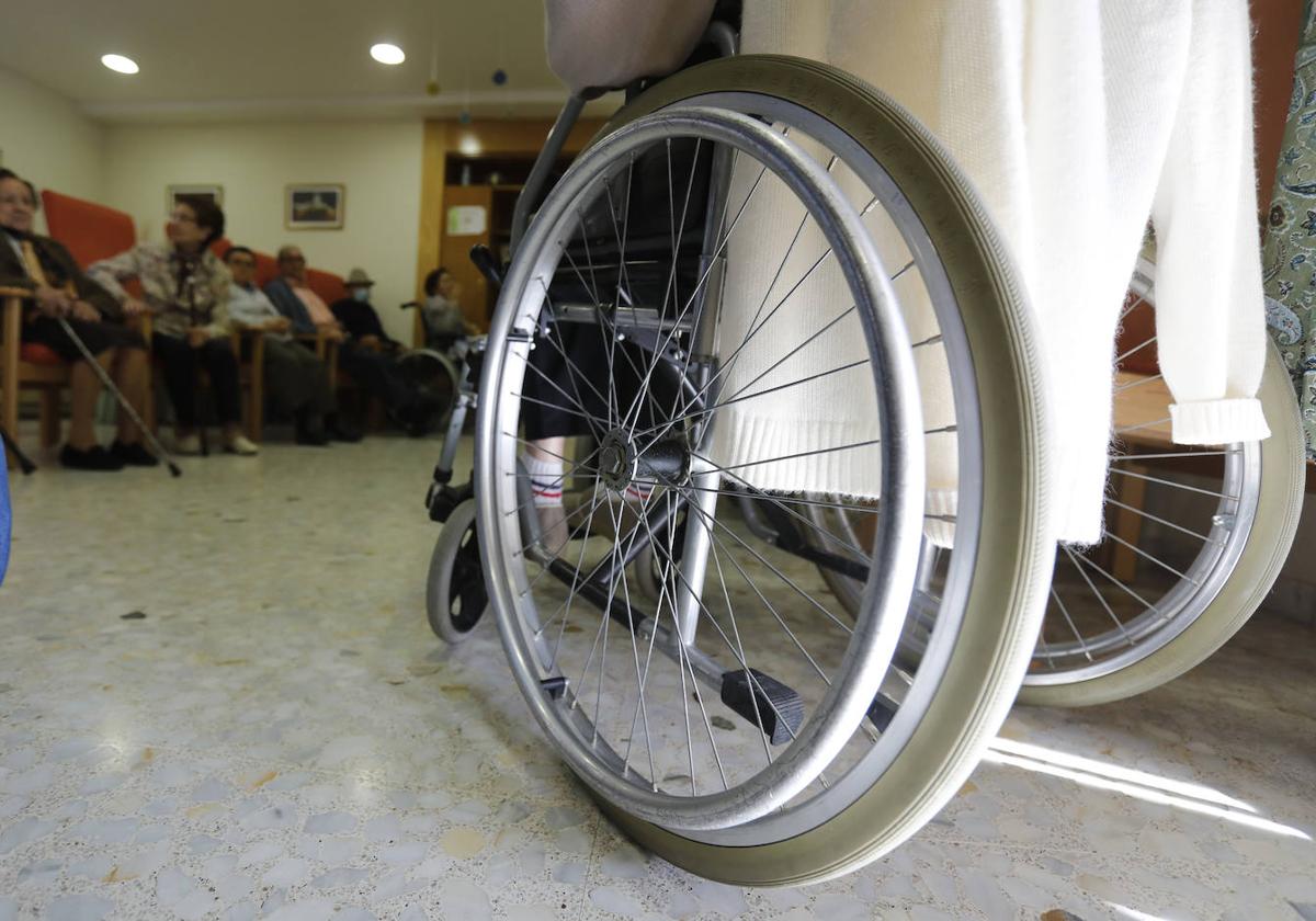 Silla de ruedas en uan residencia de ancianos.