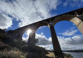 Viaducto de Martín Gil en el embalse de Ricobayo.