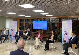 Juan Ramón Saludes, de Talleres Saludes; Víctor Caramanzana, de la Cámara de Comercio de Valladolid; Carlos Aganzo, de El Norte; la consejera de Educación, Rocío Lucas; Paula San Luis, de CaixaBank Dualiza; y Francisco Javier, Velasco, de Adecco Group.