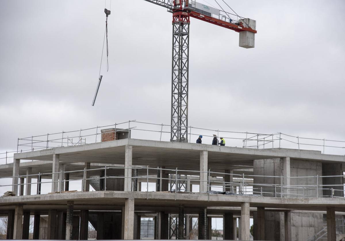 Operarios trabajan en las obras del centro de salud de Nueva Segovia.