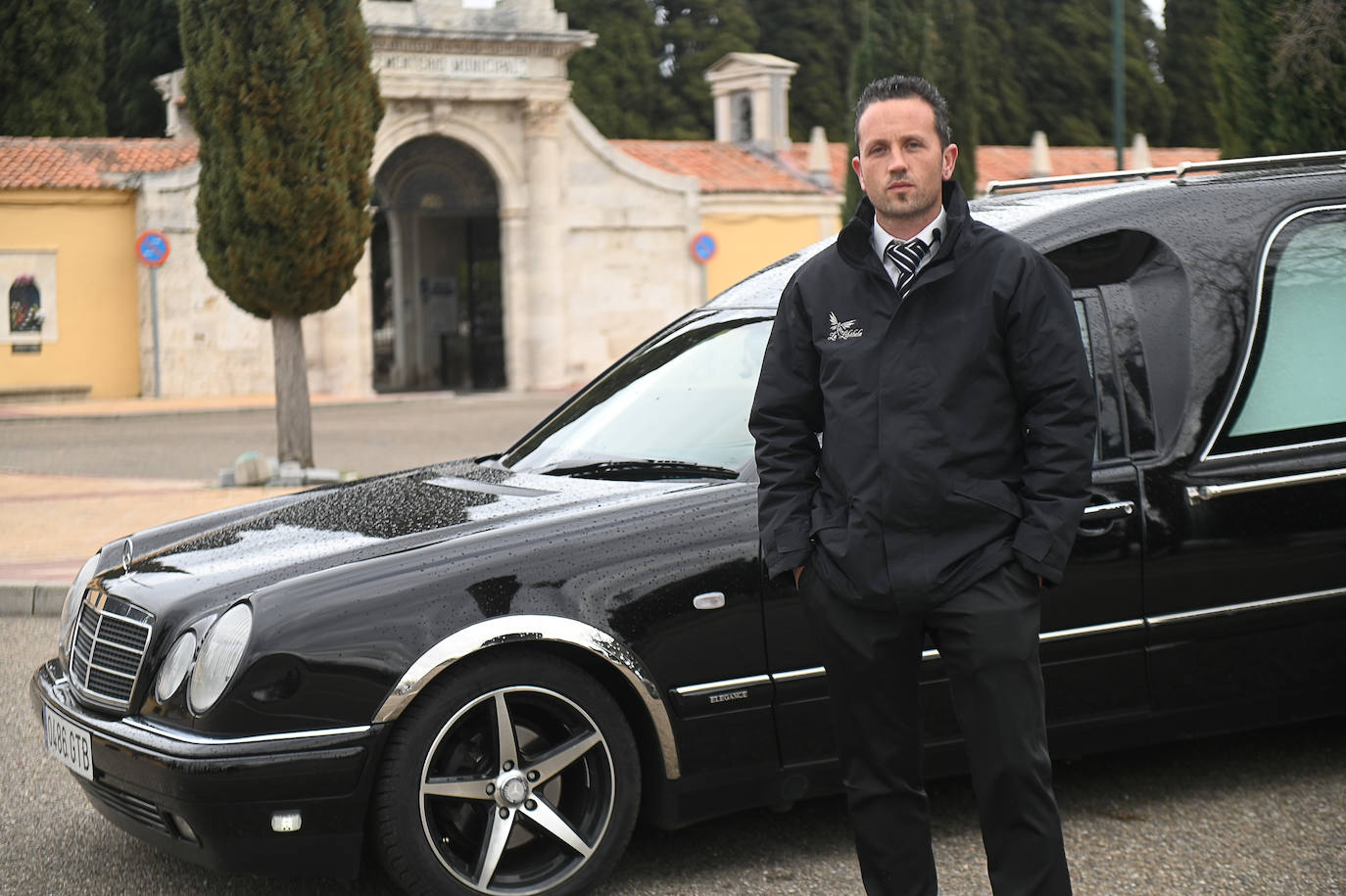 José Manuel Sánchez Felipe, ante uno de sus coches fúnebres en el Cementerio del Carmen.