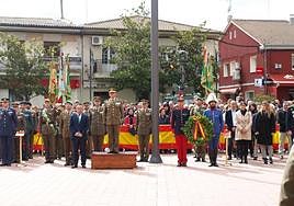 Acto de homenaje a la bandera en la plaza Mayor de Pedrajas de San Esteban.