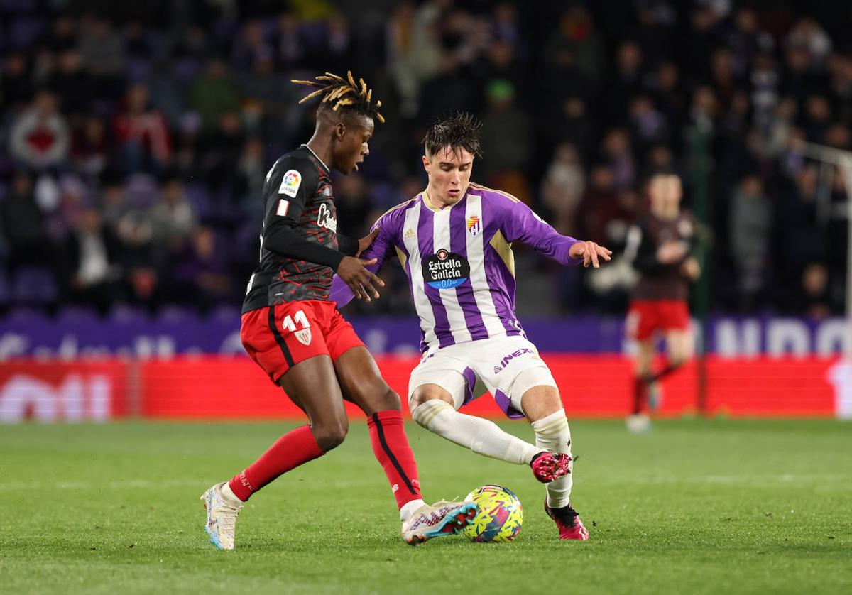 Nico Williams intenta regatear a Iván Fresneda durante el partido en Zorrilla.