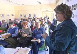 Paz de la Torre, presidenta de la asociación de La Overuela, da la bienvenida a los presentes en la asamblea.