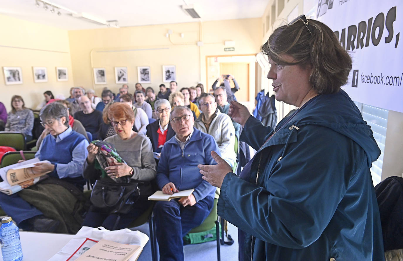 Paz de la Torre, presidenta de la asociación de La Overuela, da la bienvenida a los presentes en la asamblea.