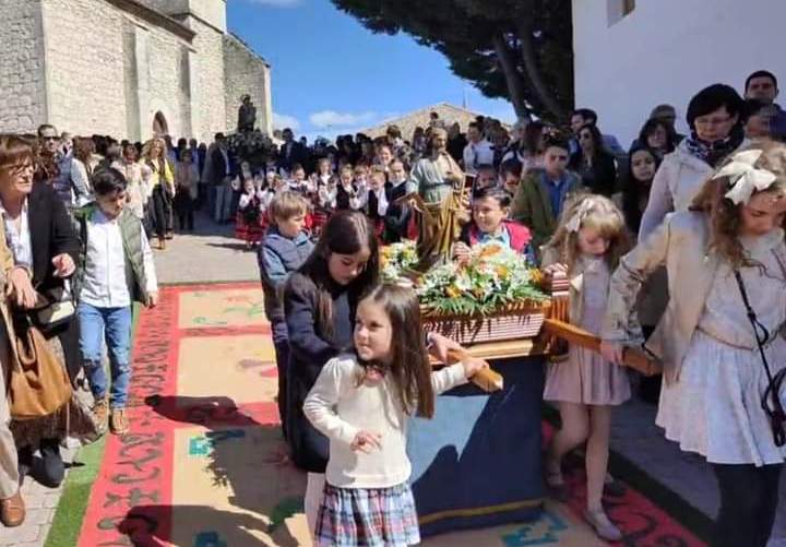 La procesión con la talla de San José pasa sobre una de las alfombras.