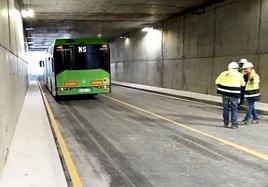 El autobús articulado prueba la calzada del túnel de Panaderos.