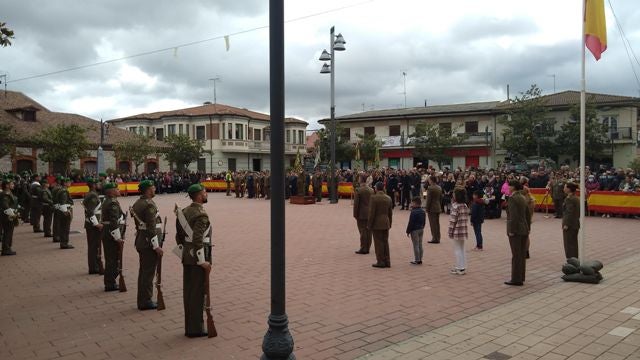 Homenaje a la bandera nacional en Pedrajas de San Esteban