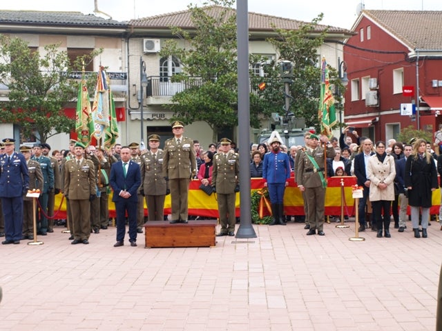 Homenaje a la bandera nacional en Pedrajas de San Esteban