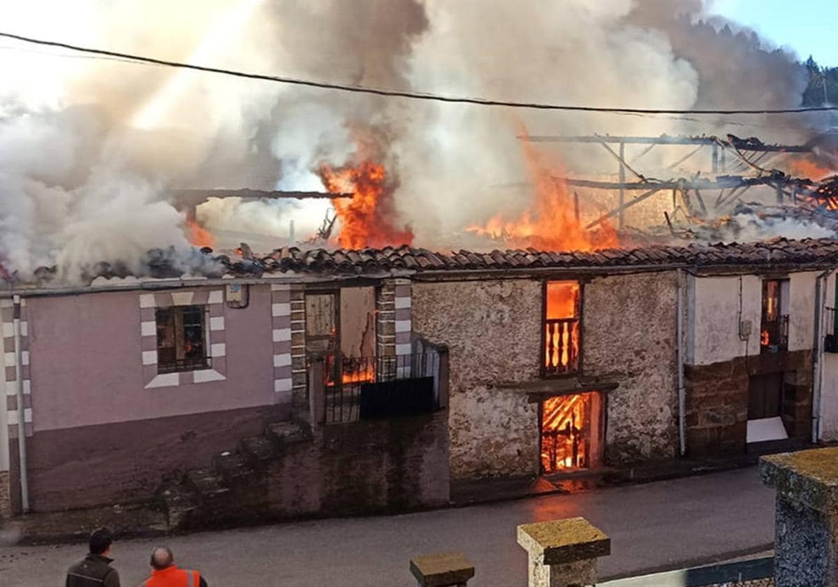 Incendio de varias viviendas en Cabrejas del Pinar (Soria).