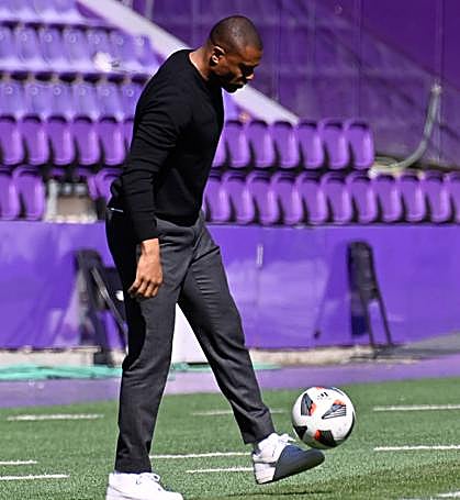 Julio Baptista da toques al balón en un descanso.