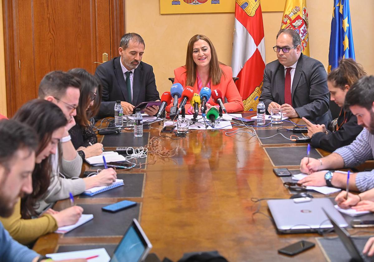 Xavier Flores, Virginia Barcones y José Antonio Sebastián presentan la situación actual del Corredor Atlántico en Castilla y León.