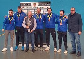 El presidente y patrón del Club Deportivo Puertas Bamar Íscar, Pedro Antonio Martínez, con los jugadores que han revalidado el título.