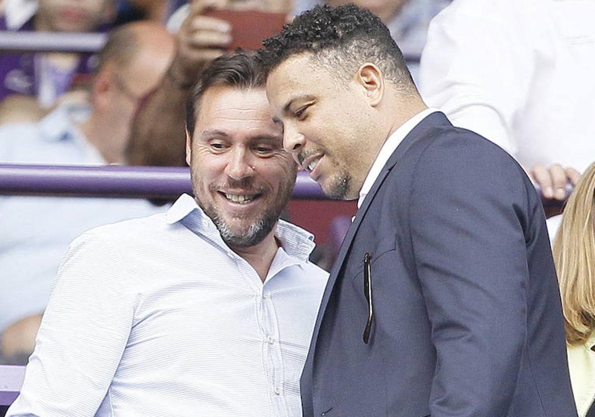 Puente, con Ronaldo Nazário, en el palco del estadio Zorrilla.