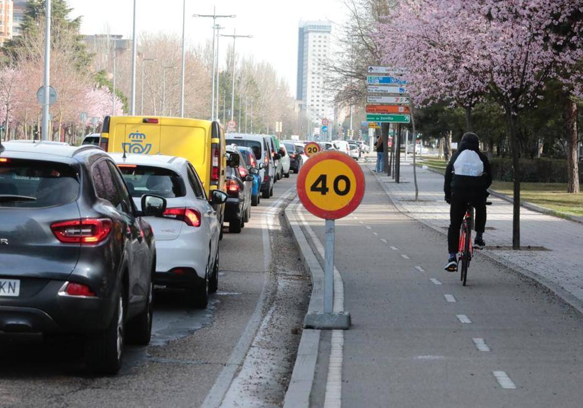 Colas en la avenida de Salamanca por el corte de dos carriles del túnel en sentido norte.