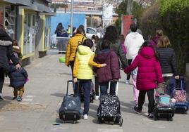 Menores salen del CEIP Margarita Salas.