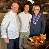 Hazard degusta el cochinillo segoviano