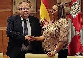 El consejero de Sanidad, Alejandro Vázquez, firma un acuerdo con Mercedes Gago, de Satse.