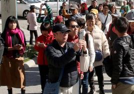 Turistas procedentes de Taiwán, este lunes, nada más llegar a la plaza Oriental.