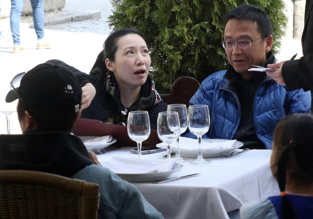 Turistas, este lunes, en una terraza de Segovia.