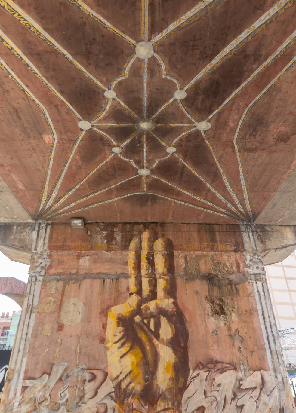 En el puente de Arco de Ladrillo, bajo los pilares del vial de tráfico, se ubica este mural de los artistas Casassola y Chais Martín. Se trata de una pieza que hace referencia a la clase trabajadora, en general, y a esta zona de la capital, en particular, pus fue el barrio en el que se instalaron los ferroviarios cuando se levantó la estación y los talleres cercanos.