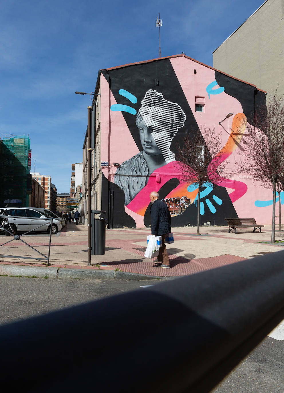 En la esquina entre la calle Gabilondo y Domingo Martínez, se encuentra una obra del colectivo 'Negro Maravilla'. En este mural se mezclan los conceptos de alta y baja cultura y también se unen referencias al arte urbano y al clásico.