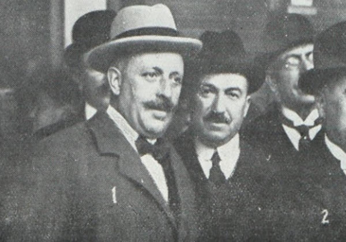 Horacio Echevarrieta, con el número 1, y Santiago Alba, con el 2, artífices del histórico rescate, en 1923.