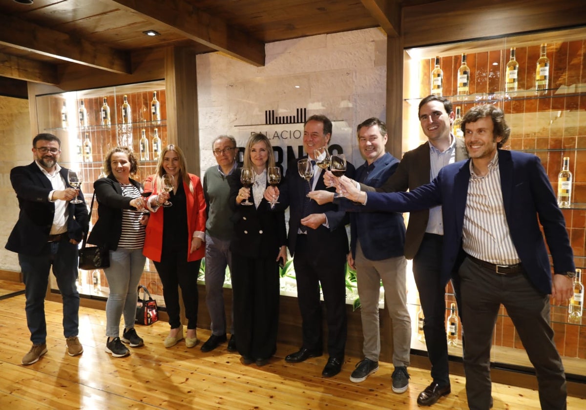 Carlos Vidal (Gerente de la Tienda de Palacio de Bornos), Raquel Pérez (concejal Ayto Rueda), Maria Dolores Mayo (alcaldesa de Rueda), Fernando Zaratiegui (Director General del Grupo Bornos Bodegas & Viñedos), Maria José González (directora de general de la Industria y la Cadena Agroalimentarias), Julio Hierro (director Multimedios España), Carlos Yllera (presidente Consejo Regulador D.O.Rueda), Guzmán Alonso (alcalde de Medina) y Juan Luis García (director comercial y markéting)