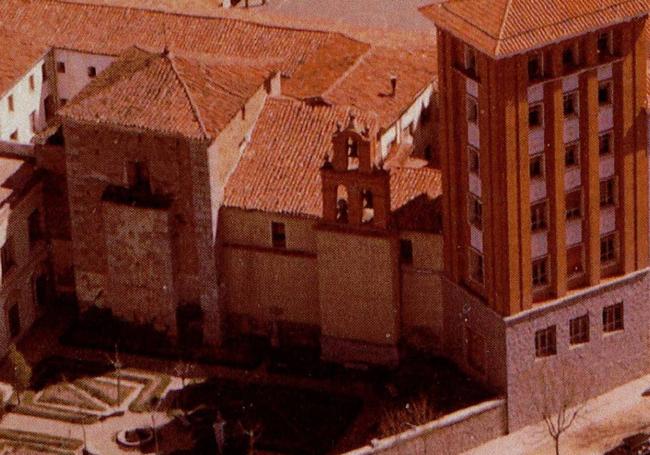 Campanario de la iglesia de San Gabriel, en torno a 1970,, antes de su derribo.