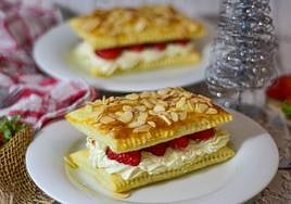 Hojaldre con fresas y nata